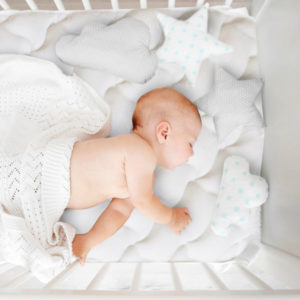 Tour de lit respirant, matelas ergonomique, oreiller anti-tête plate: Tous  ces produits pour bébé sont-ils sûrs?